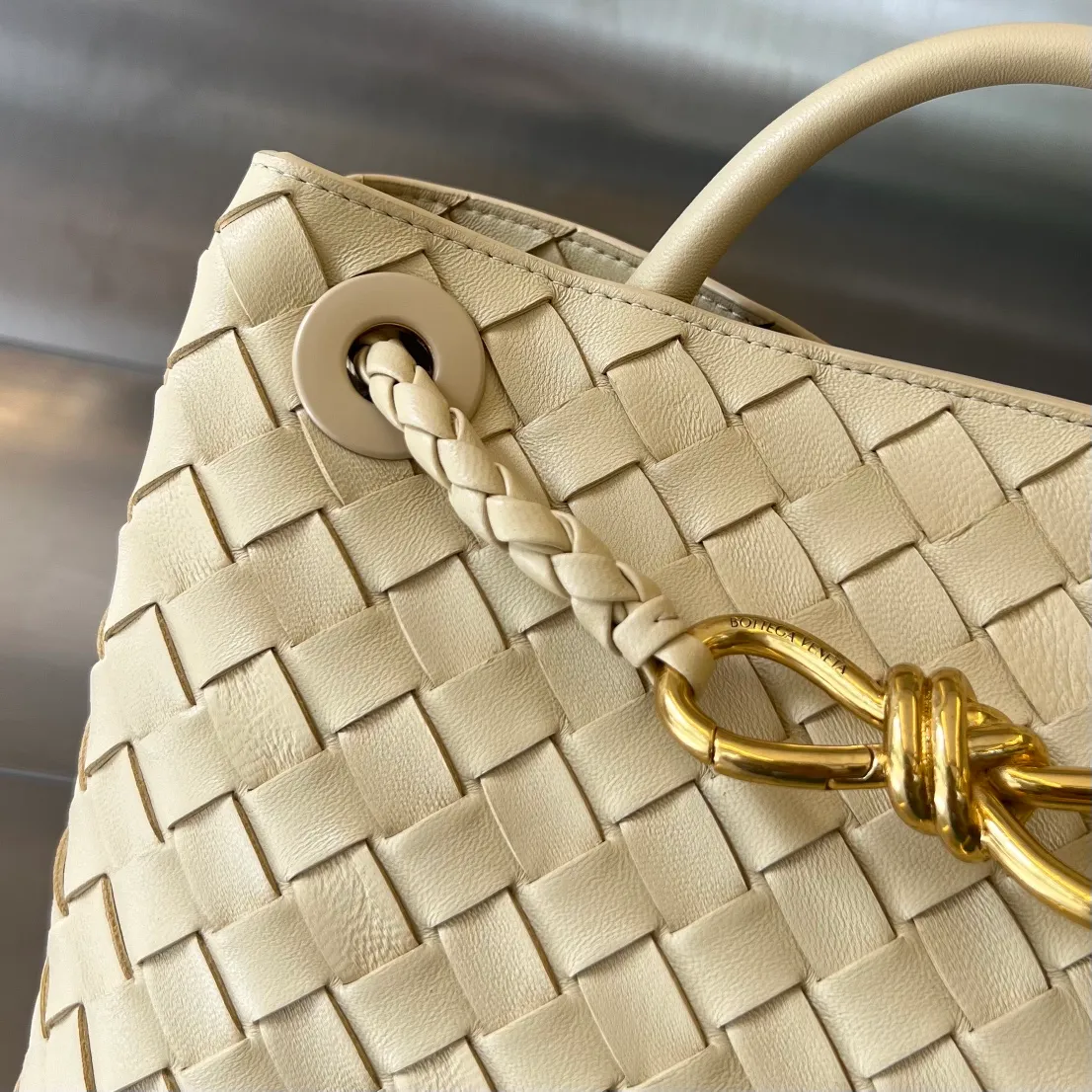 Batch 1860 #Bottega Veneta 2023 spring and summer new Andiamo handbags. Many stars have the same style 🎈 743568. Classic full-body leather weaving with golden knot buckle. Stable enough yet chic enough [satisfied] The whole body is made of Nappa sheep leather. Comfortable, soft and dynamic. The sliding metal knot buckle can adjust the shoulder strap, single shoulder/handbag/crossbody. Multiple carrying methods. Large capacity of the bag. Suitable for commuting/daily use/traveling. This bag is divided into small/medium/large sizes. There is always one that suits you. Then take me with you🎀🎀 Size: 25x22x10.5 p2640